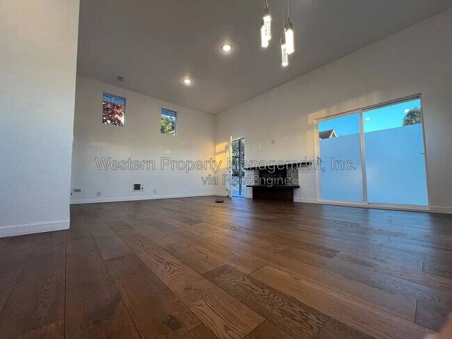 Building Photo - 721B Clubhouse Dr