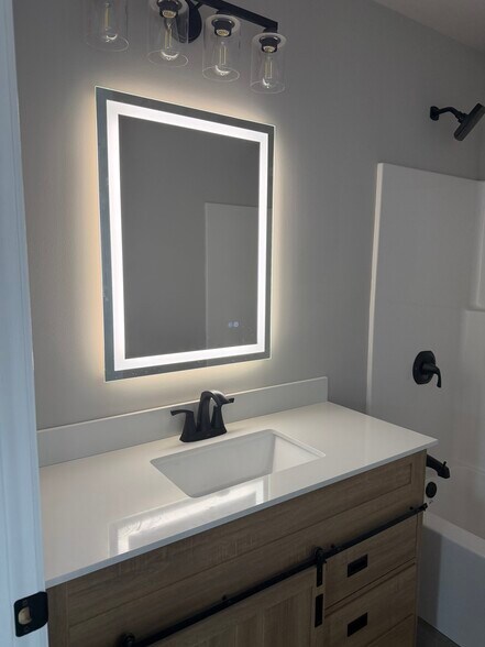 Building Photo - 23 Isham St