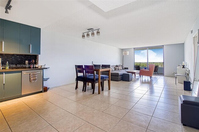 Building Photo - 2500 Parkview Dr