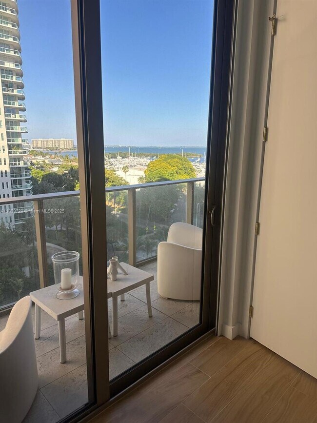 Building Photo - 2655 S Bayshore Dr
