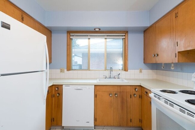 Building Photo - 3 Bedroom Single Level