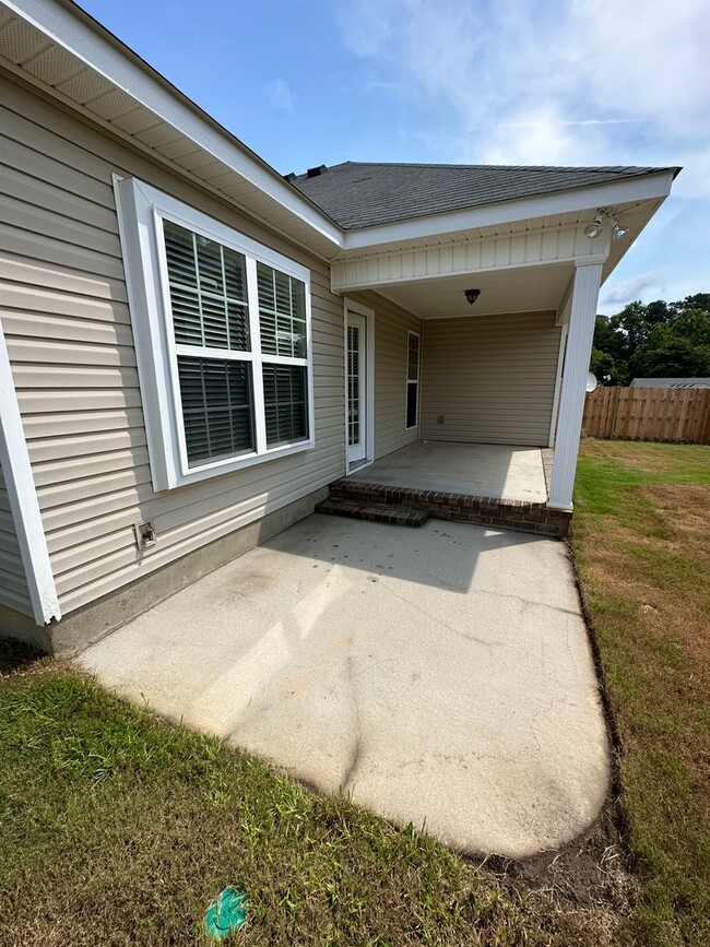 Building Photo - 913 Arbor Springs Cir