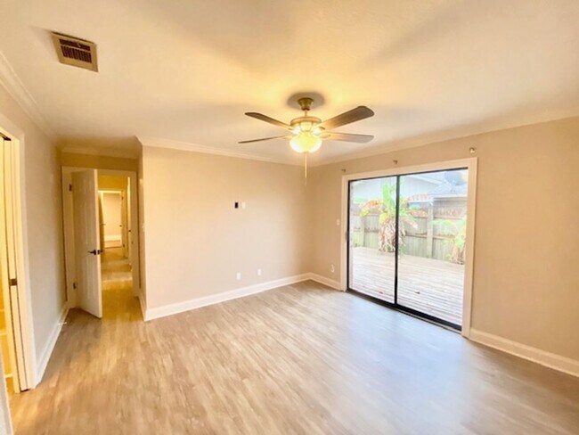 Building Photo - 361 Evergreen Pl