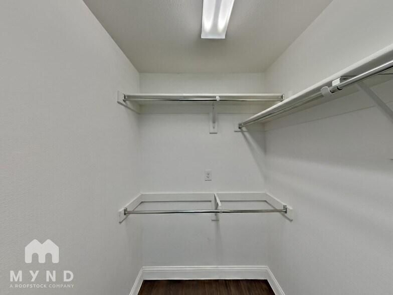 Building Photo - 868 Dartford Dr