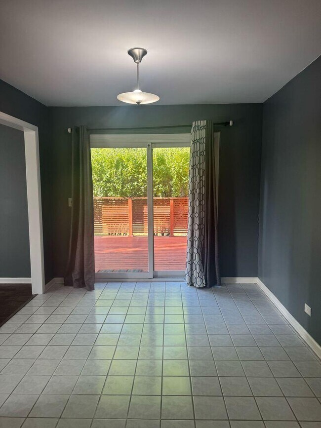 Building Photo - 3 bedroom in Naperville IL 60564
