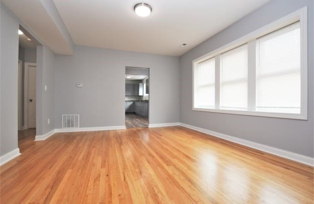Building Photo - 6240 N Sacramento Ave