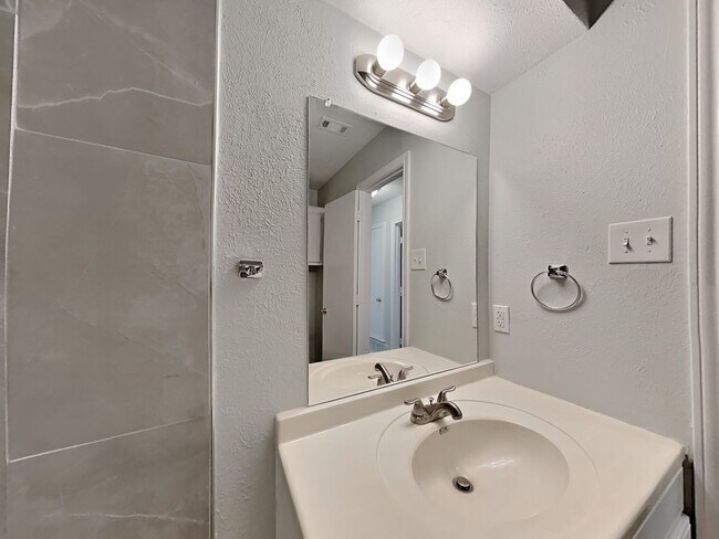 Building Photo - Spacious 3-Bed, 2-Bath Home with Garage, F...