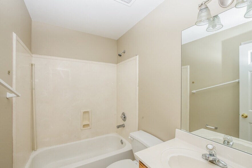 Building Photo - 1550 Far Dr
