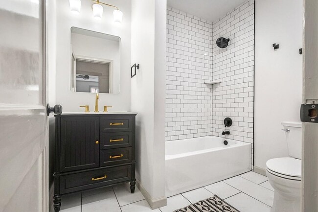 Building Photo - 2014 Golf Terrace Dr