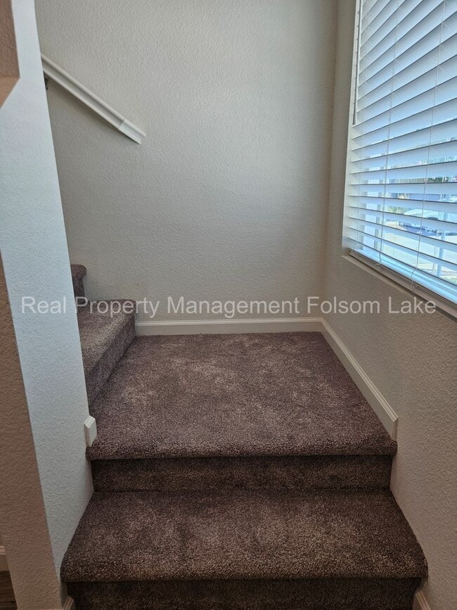 Building Photo - 4bd 2.5ba Home in the desirable Parkbridge...