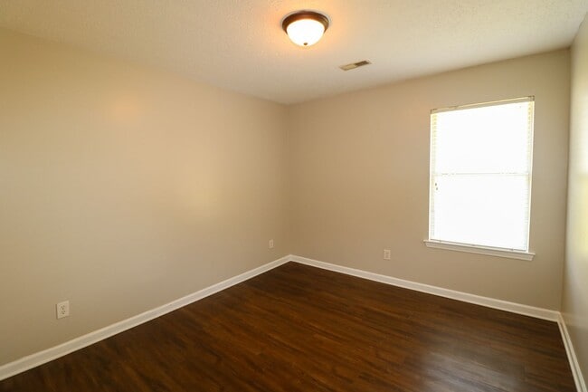 Building Photo - THIS IS A TRIPLEX GROUND FLOOR UNIT IN LINCOLN