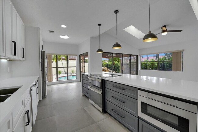 Building Photo - 7850 Villa Nova Dr