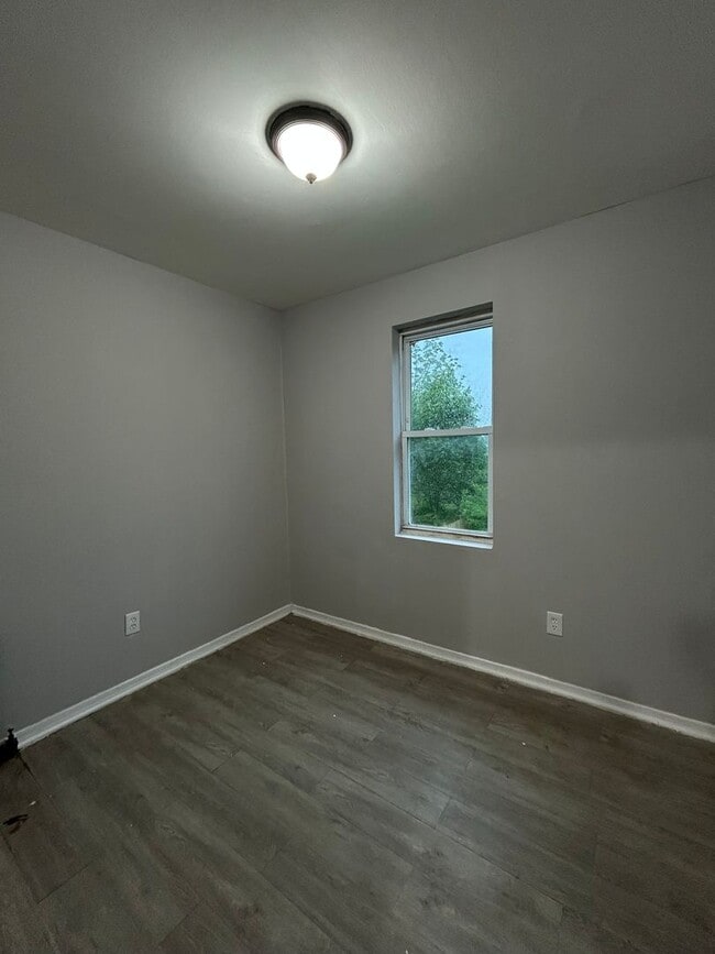 Building Photo - Large house Semi detached