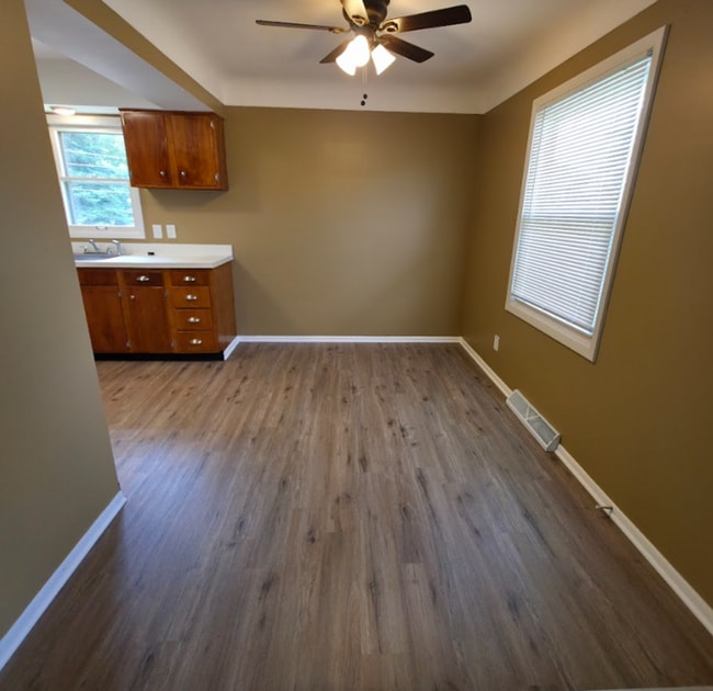 Building Photo - Single Family Home 3 beds 1 bath Available...