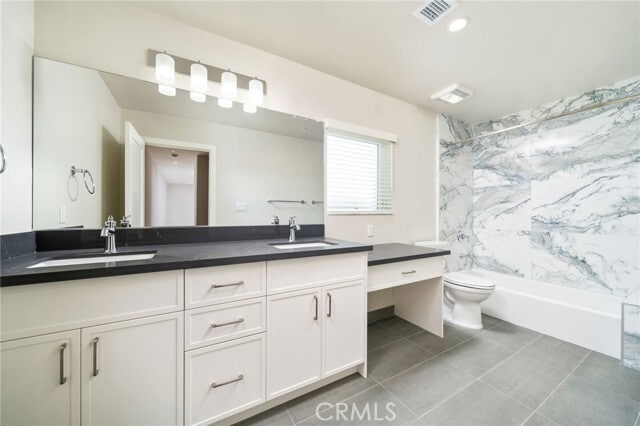 Building Photo - 800 N Amelia Ave