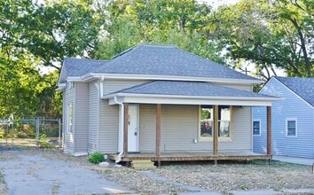 Building Photo - Fully Furnished Home close to UNL Campuses