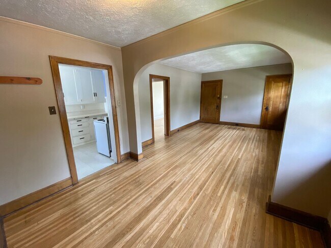 Building Photo - 908 E 4th St