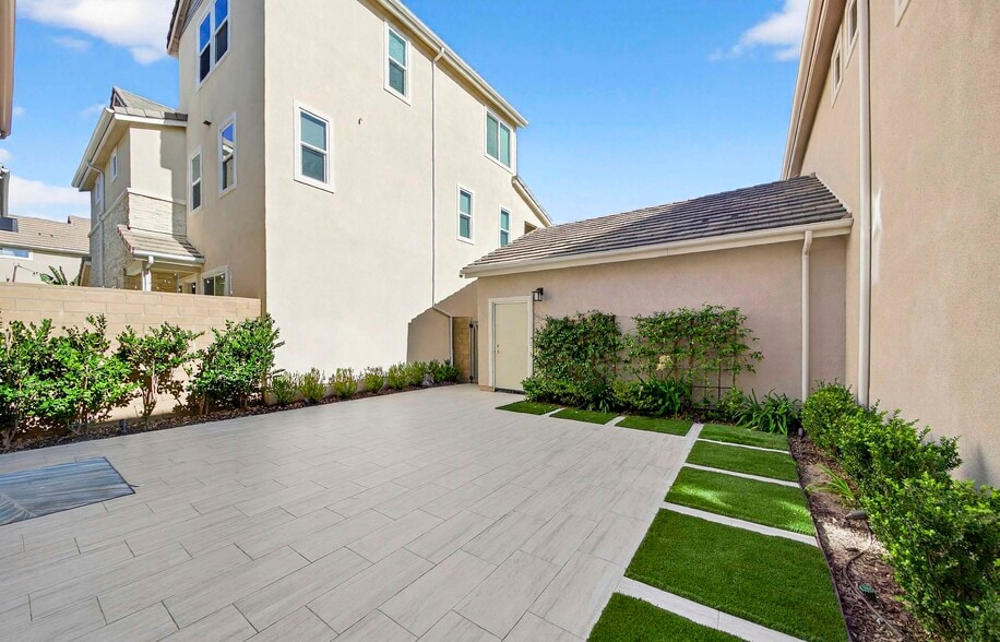 Building Photo - 346 Chorus