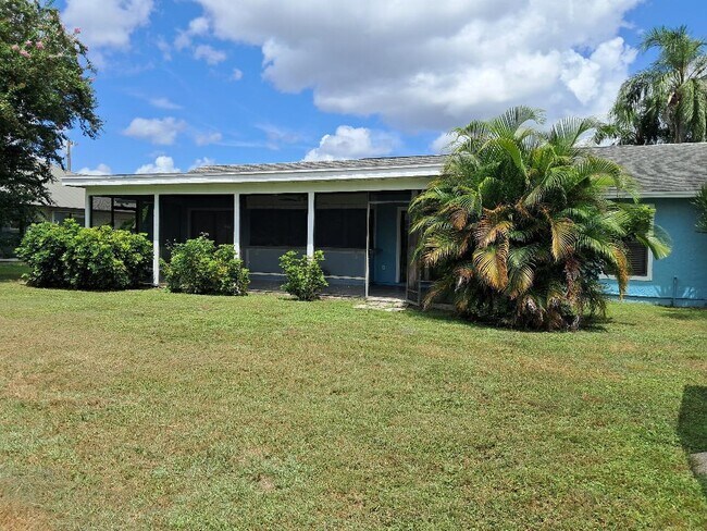Building Photo - 462 SW Dalton Cir