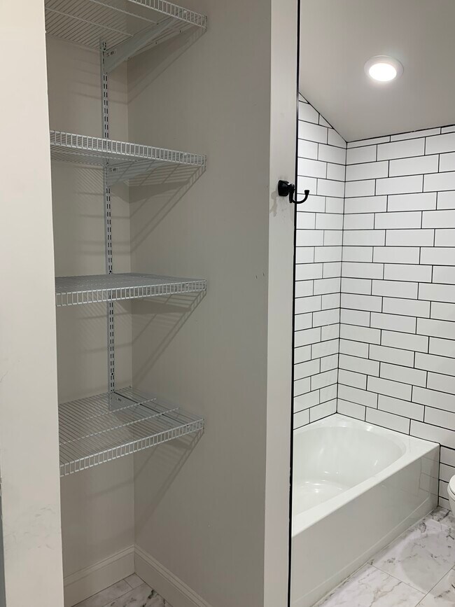 Building Photo - 128 W 9th St