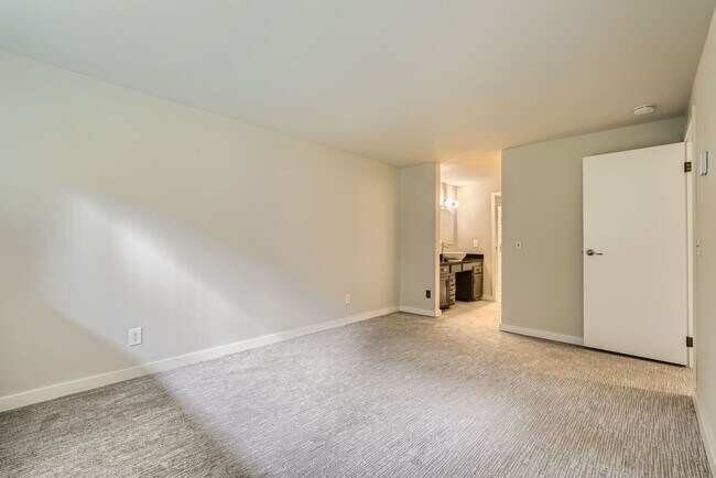 Building Photo - Stunning 2bed/2bath Condo with City Views ...
