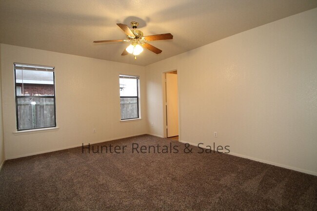 Building Photo - 4604 Fieldcrest Dr