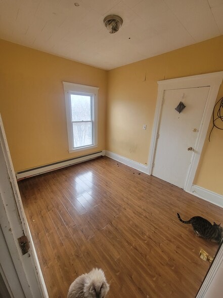 2nd room - 107 Bassett St
