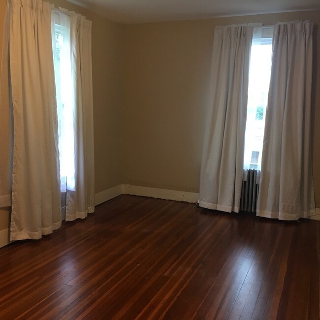 Building Photo - Spacious 3 Bedroom Single-family in Berlin!