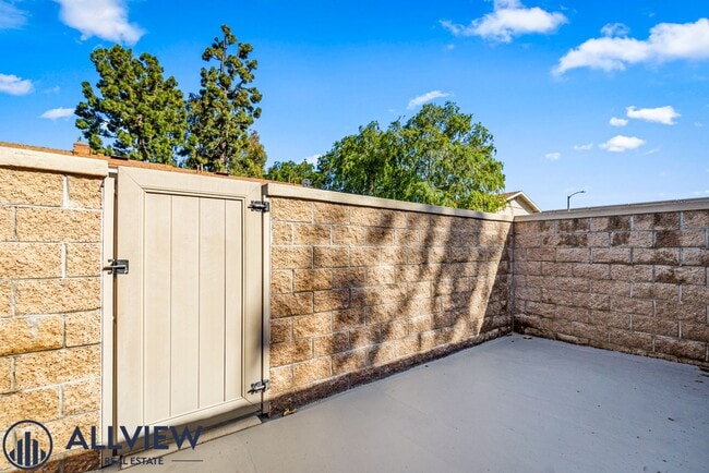 Building Photo - 1 Bed/1 Bath Available in Huntington Beach