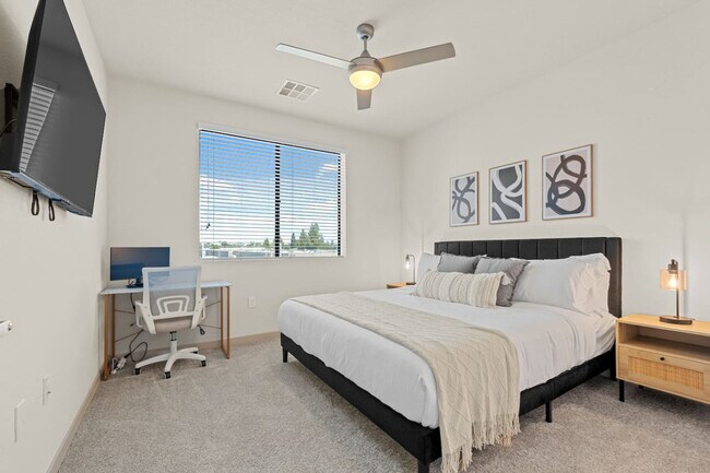 Building Photo - 711 W Broadway Rd