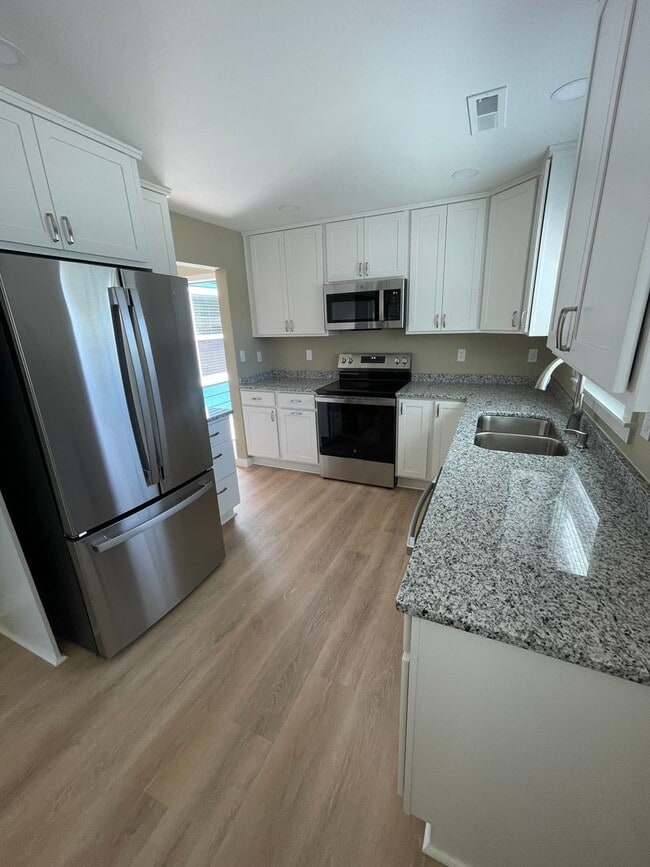 Building Photo - Fully Remodeled Home on Large Lot!