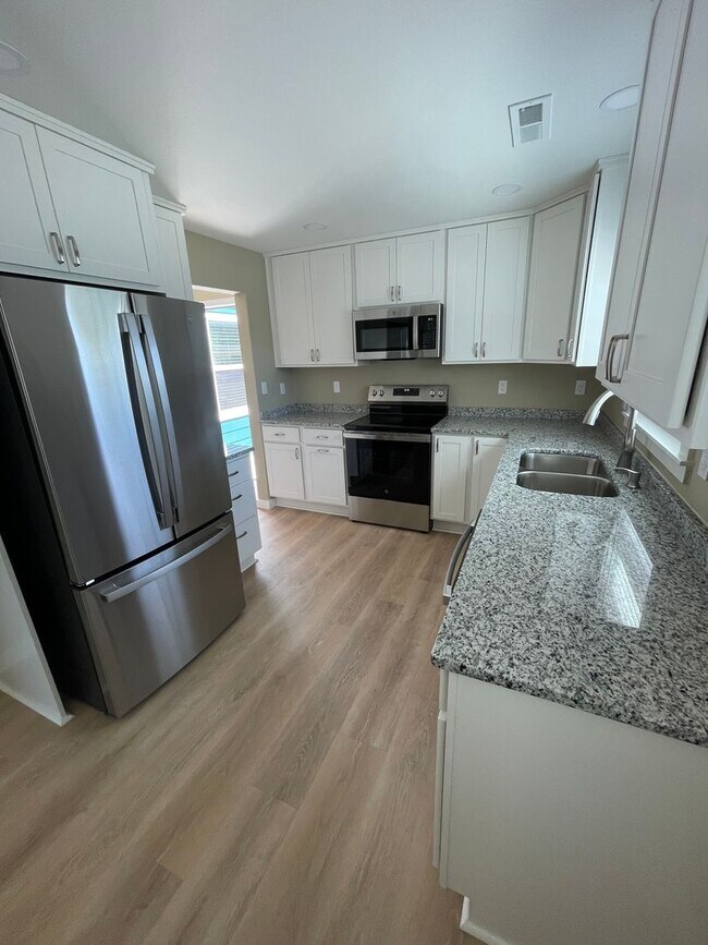 Building Photo - Gorgeous Fully Remodeled Three Bedroom Hom...
