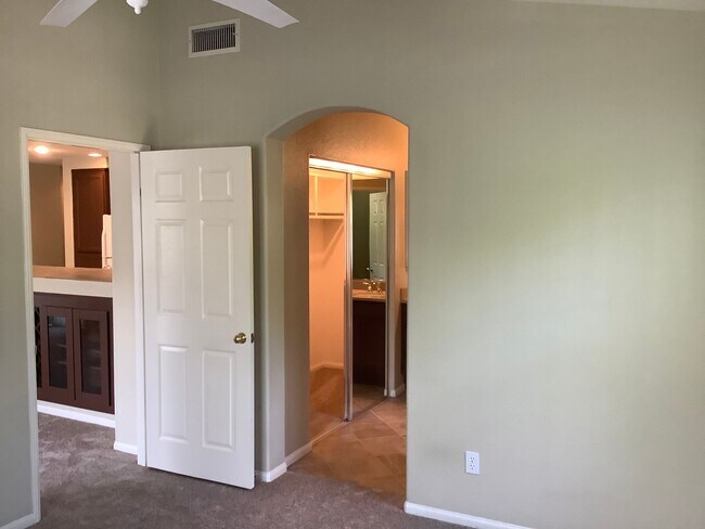 Building Photo - 2 Bedroom Townhome in the Canterra Community of Scripps Ranch