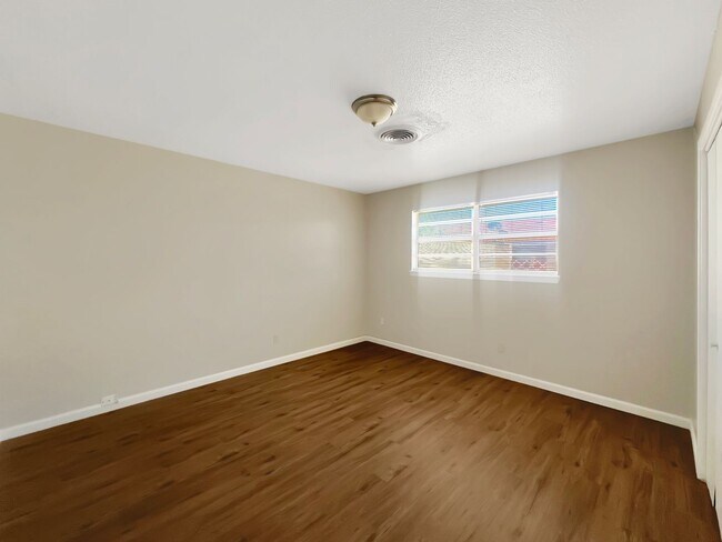Building Photo - 519-521-521 E Sunset Cir