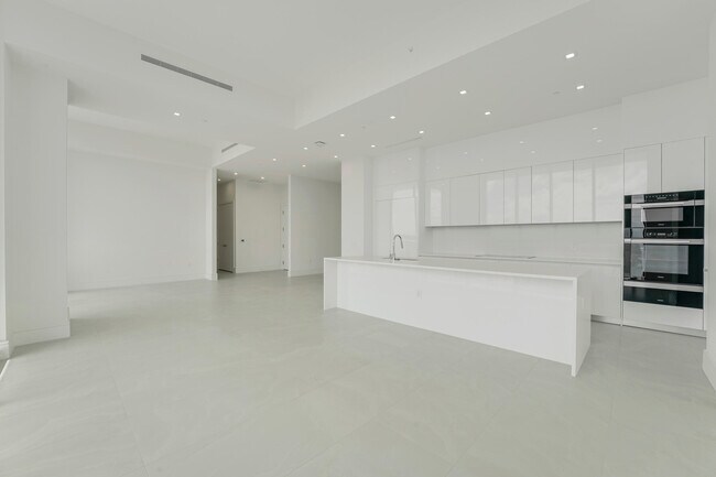 Building Photo - 220 Lake Shore Dr