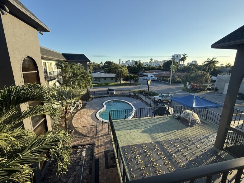 Building Photo - 1100 NE 9th Ave