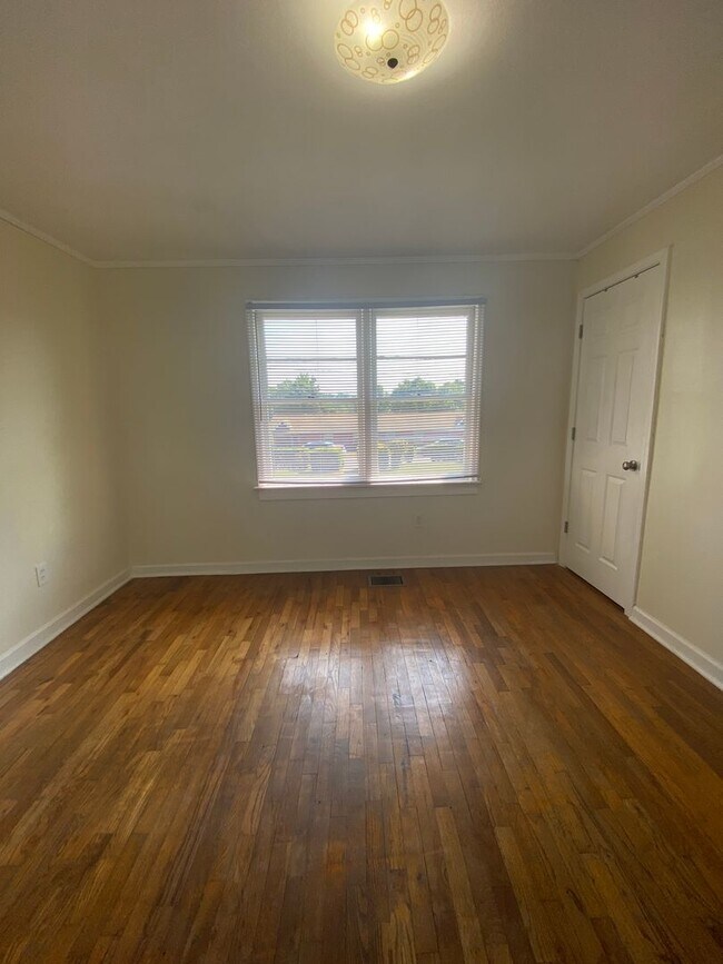 Building Photo - PRE-LEASE JULY 15th! - Adorable 4 bedroom 2.5 bath house in Athens, Ga.