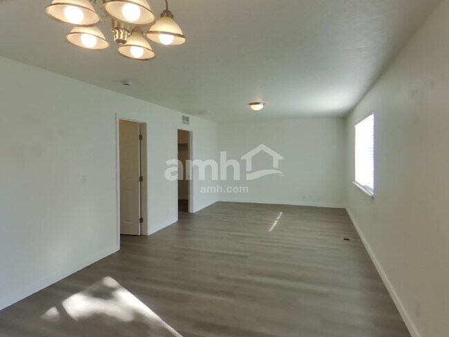 Building Photo - 495 E Whitbeck St