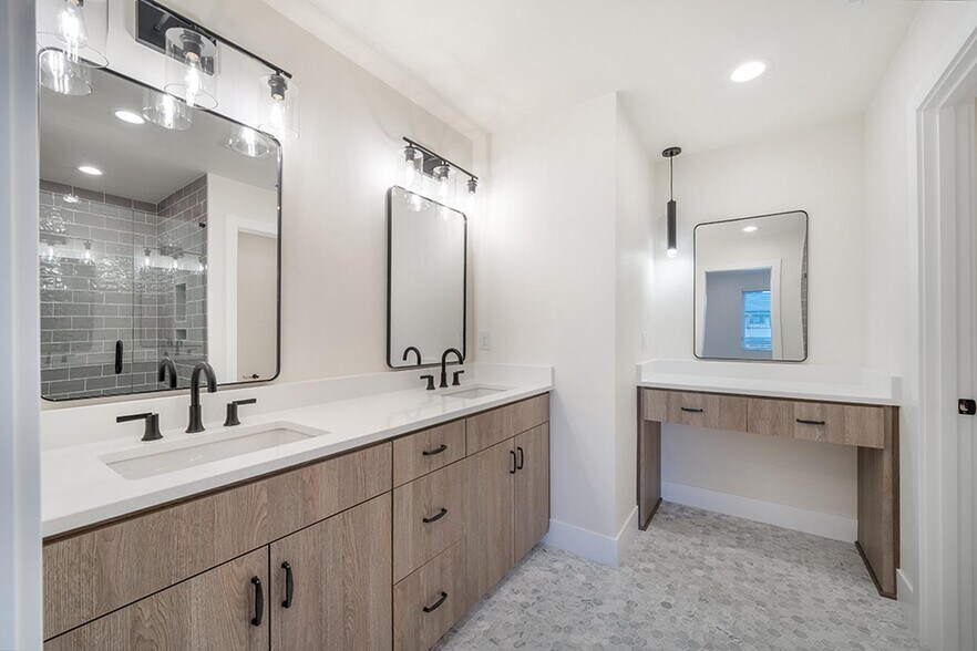 Building Photo - Luxurious University Park townhome near St Johns