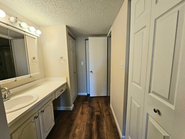 Building Photo - 25188 E Marion Ave