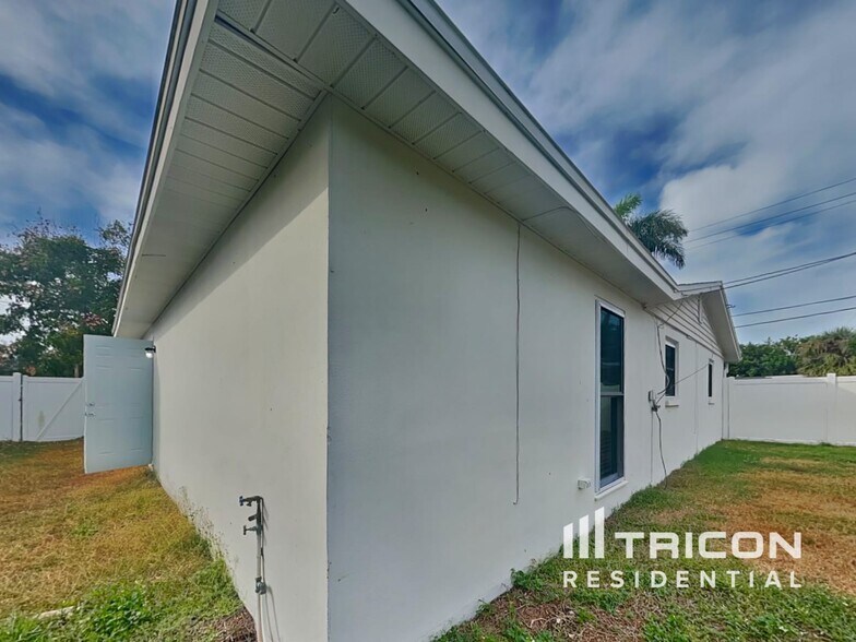 Building Photo - 1715 Scott St