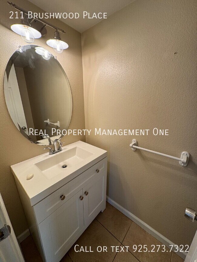 Building Photo - 211 Brushwood Pl