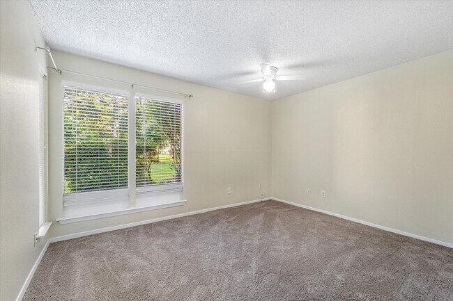 Building Photo - 15919 Golf Club Dr