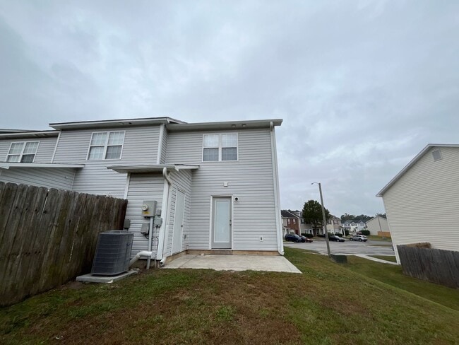 Building Photo - Adorable!