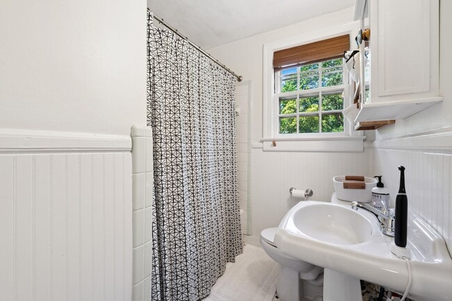 Building Photo - 3bd/2ba Two-Story Home in Durham Only 1 Mile from Downtown!