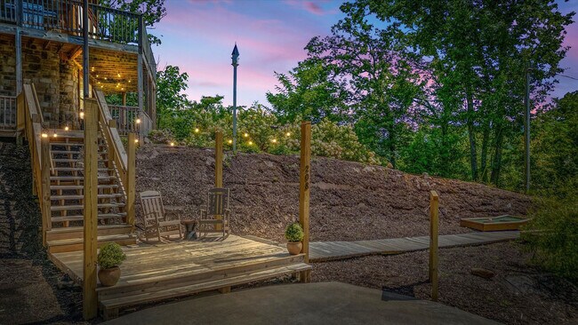 Building Photo - 208 Tunnel Ridge Dr