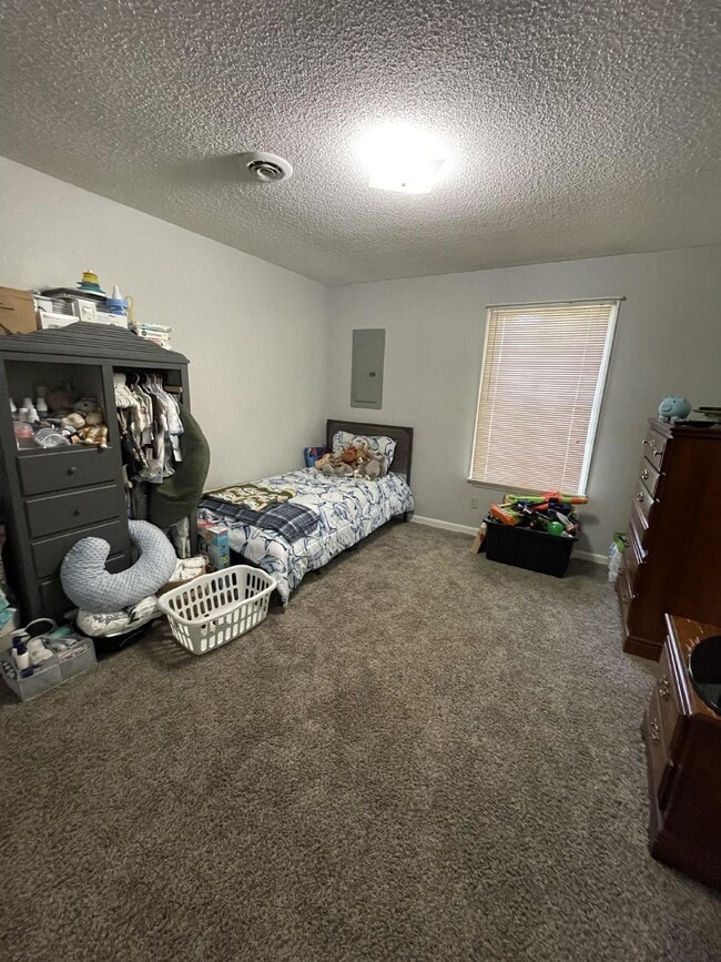 Building Photo - "Charming 2-Bed Haven on Hutchens Rd – Ide...