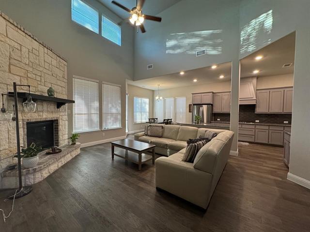 Building Photo - 1204 Sundrop Dr
