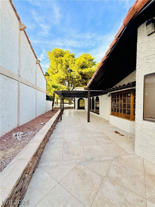 Building Photo - 3416 Cll Del Torre