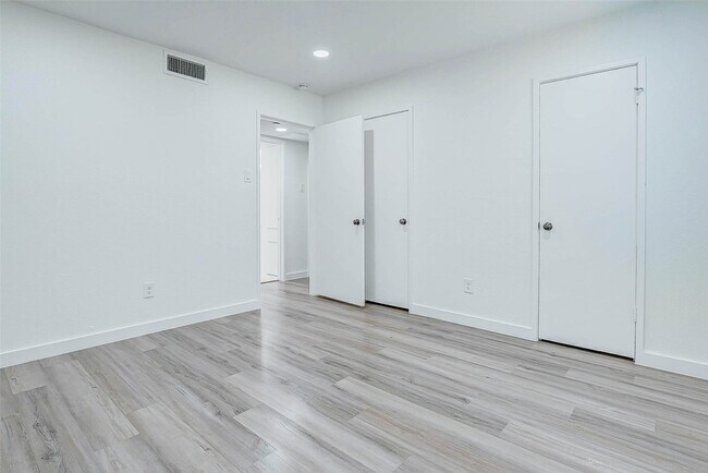 Building Photo - 7555 Katy Fwy